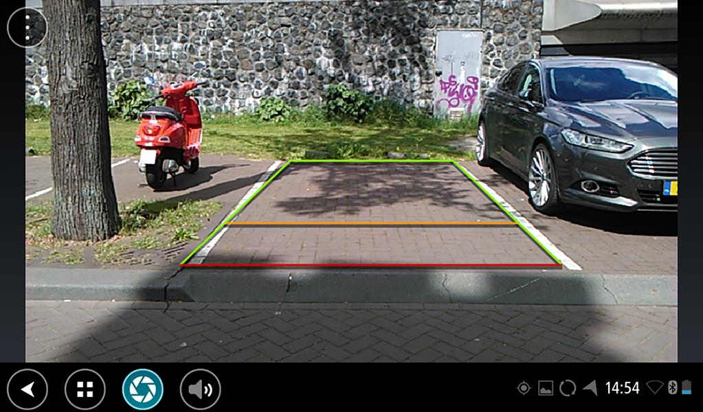 Araç genişliği kılavuz çizgilerini kullanma 1. Kamera uygulamasını açın. 2. Kamera ayarlarındaki Kılavuz çizgileri seçeneğini açın. 3. Aracınızı park alanının önüne getirin.