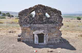 KAZI RAPORLARI EXCAVATION REPORTS fonksiyonunu kaybettiği ve en azından sondaj alanında kalan bölümün bir konuta dönüştürüldüğü kanaati vermektedir.