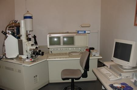 75 Resim 11: SEM cihazı (JSM 6400-Scanning Electron Microscope, Jeol, Tokyo, Japonya) 2.4 İstatistiksel Yöntemler: Tüm istatistiksel değerlendirmeler SPSS 15.0 (SPSS Inc.