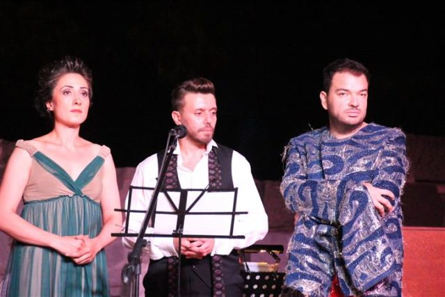 DOĞUDA VE BATIDA ORYANTALİZM Bodrum Belediyesi nin etkinlik takviminde yerini alan ve yedincisi gerçekleşen olan Karsanat Barok Müzik Festivali, bu yıl da Antik Tiyatro da 9 ve 10 Eylül de halka açık