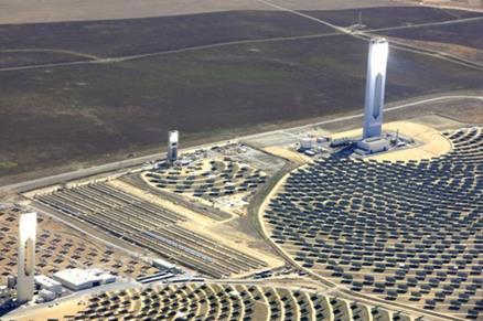 3.2 Isıl Güneş Enerjisi Sistemleri ile Güneş Enerjisinden Elektrik Enerjisi Üretimi ABD California da bulunan, kurulum alanı 15,2 km 2 olan en büyük CSP santrali 170 000 adet yansıtıcı panelin