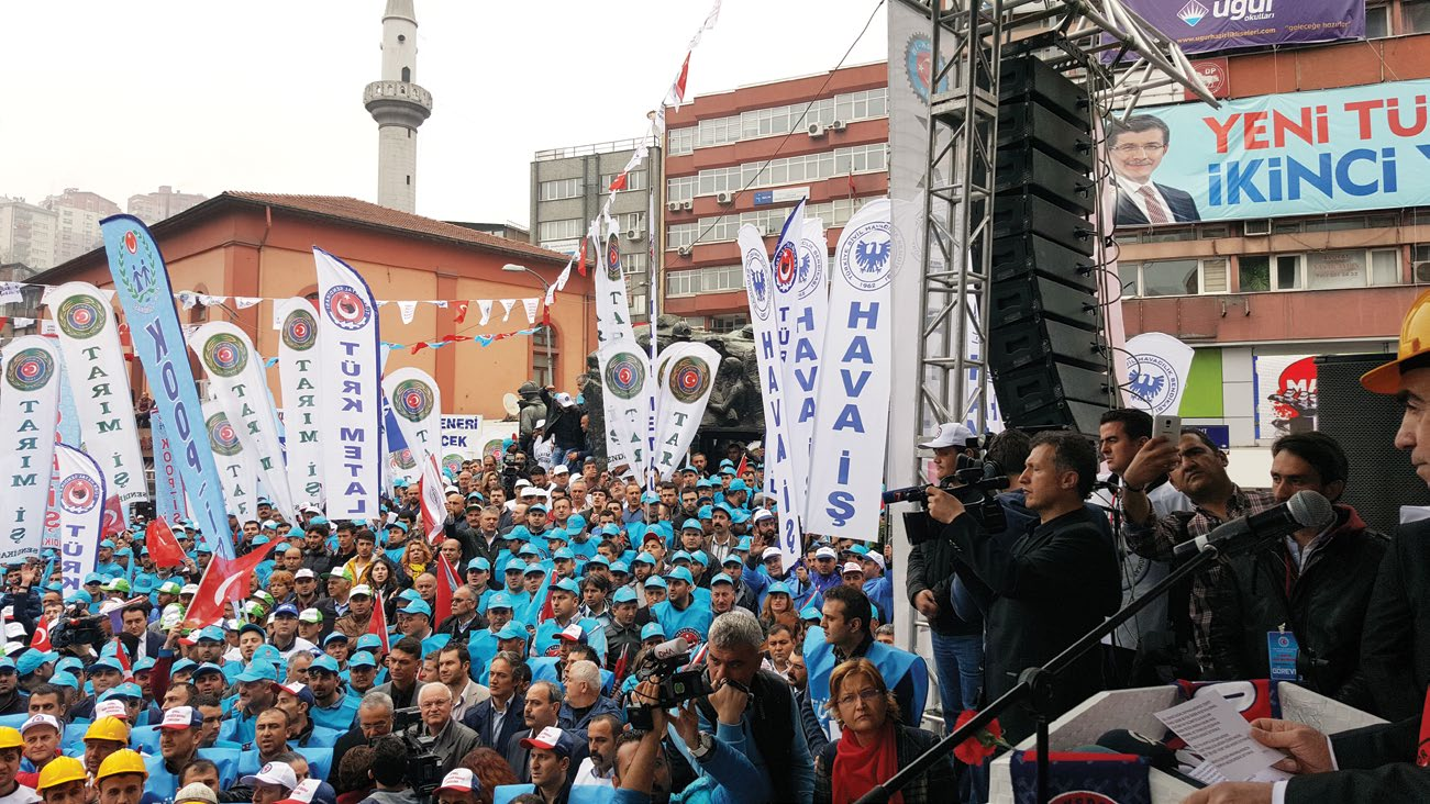 Hava-İş Emekçilerin Bayramı nı Kutladı Hava-iş Sendikası Genel Başkanı, Sendika Yönetim Kurulu, temsilcilerin ve ailelerinin katılımıyla, 1 Mayıs bayramını büyük coşkuyla kutladı.