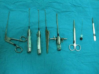 Cerrahi aletler: Probe (çengel), küretler, elektrokoter, kesiciler (punch), yakalayıcılar (grasper), motorize aletler ( shaver, cutter, burr ) olarak sayılabilir.