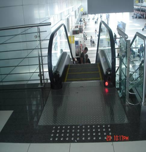 7.10.6. Merdiven ve Yürüyen Merdivenler Terminallerde bulunan merdiven başlangıç ve bitişlerine, yürüyen merdiven başlangıç ve bitişlerine hissedilebilir yüzeyler konulmuştur.