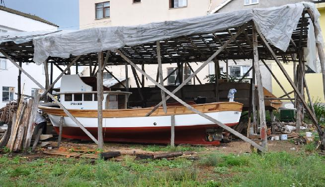 Bartın Yöresinde Ahşap Tekne Bugün Bartın yöresinde tekne inşası amacıyla kullanılan kapalı mekânlar yöresel olarak maaza olarak adlandırılır.