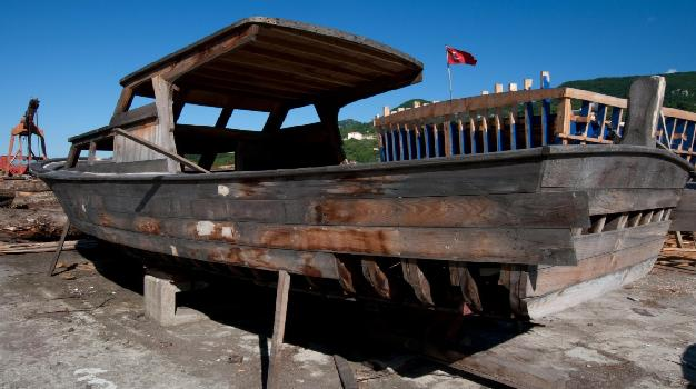 Bartın Yöresinde Ahşap Tekne gibi bakıma alınan teknelere de tatbik edilir. Kalafat tokmağı, kalafat demiri, zift çanağı ve köfteruz kalafatçılarca kullanılan aletlerdir.