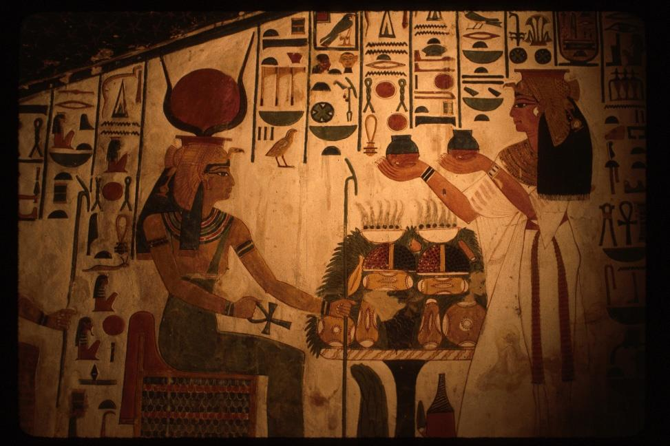 The royal tombs of, from top to bottom, Tutmosis III, Horamhab and Queen Nefertari (New Kingdom) Yine aynı dönemde, Mısır da Kuzey Suriye