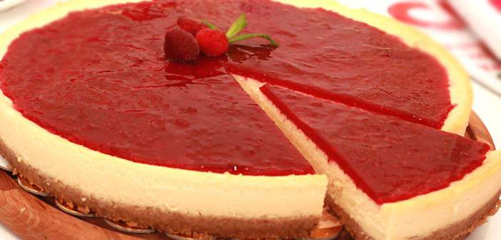 LEZZET KÖŞESİ FRAMBUAZLI CHEESECAKE MALZEMELER 500 g labne peyniri 1 paket krema 1,5 su bardağı toz şeker 4 yemek kaşığı un 4 yumurta ve 1 yumurtanın sarısı 1 paket vanilya Alt taban için; 2 paket