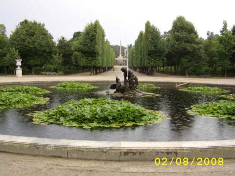 Schöner Brünen diye adlandırılan havuz içine yapılmış olan Su Perisi (Nymph) kompozisyonu,bahçenin değerli sanat eserlerindendir.