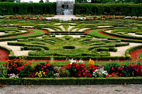 Kral Leopold un ölümünden sonra uzun bir zaman bakımsız kalan saray ve bahçesi, İmparatoriçe Maria Theresa zamanında