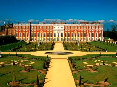 Hampton Sarayı Charles II. 1649-1685 Tuileries Sarayı Hampton Court da esas Fransız bahçe stilinin etkisi daha sonraları olmuştur.