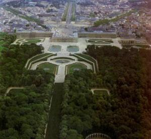 Versailles şehirle bütünleşmiş bir bahçeye sahiptir.