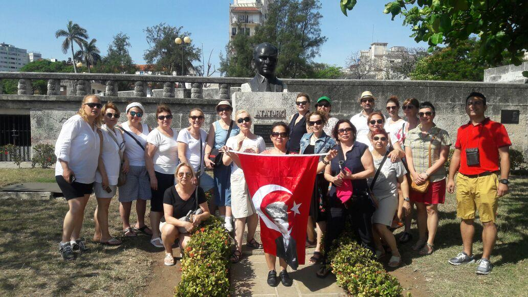 siyah beyazlar olacak, kendinizi zamanında yolculuk yapmış gibi hissedecekseniz... La Bodeguita del Medio ve Floridita Bar ı ünlü Ernest Hemingway'i hatırlatacak.