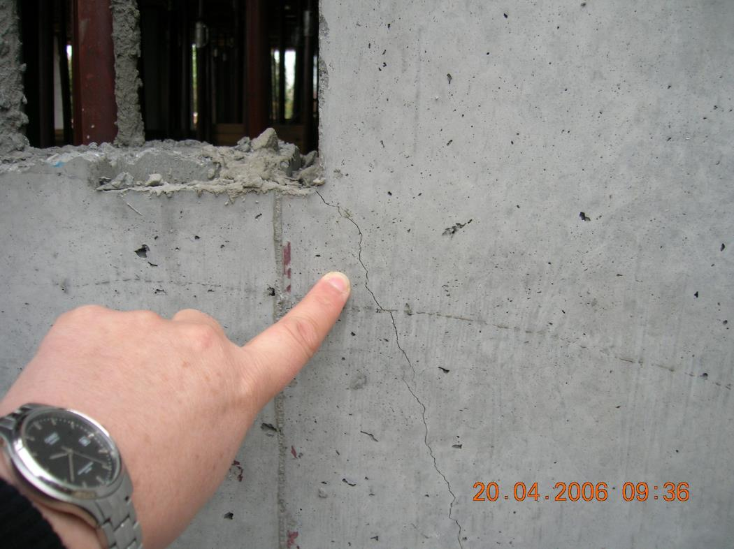 Resim 6. Perde çatlağı - 2.2. Sertleşmiş Beton Çatlakları Bu çatlaklar bir aylık veya çok uzun yıllarca beklemiş betonlarda görülebilir.