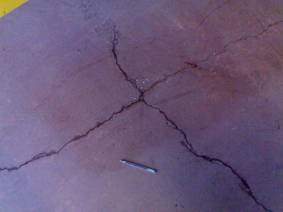 Resim 8 : Döşeme kaplamasında beton çatlağı Zemin oturması veya zeminin alt kısmının daha önceden uygun olmamasından dolayı oluşan çatlaklar (Resim9).