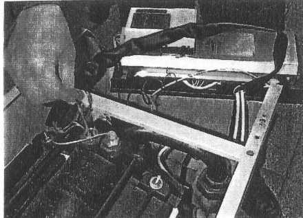 Boyler Kiti Kumanda Modülü montajı Kazan kumanda panosu yerinden çıkartılır. Termoboyler kitinin içinden çıkan termooyler elektriksel bağlantı modülü, kumanda panosunun arkasındaki yerine takılır.
