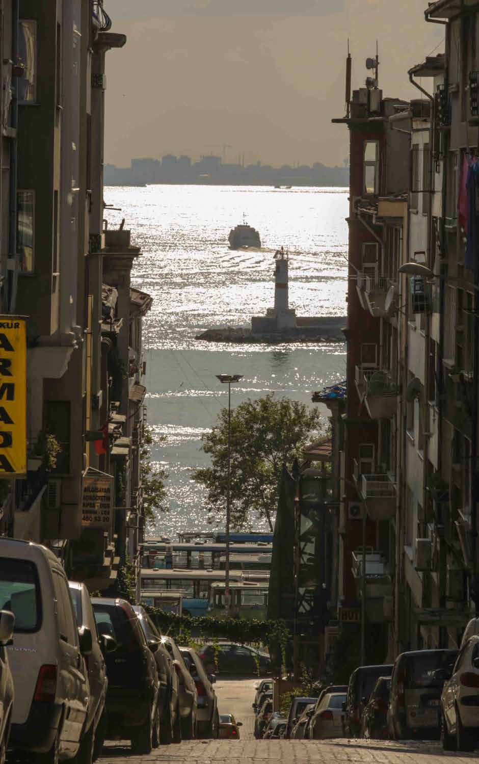 Kadıköy İnteraktif Yürüyüşü: [Köşe]bucak Kadıköy Kadıköy sokaklarını etkileşimli bir gece yürüyüşüyle