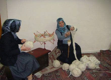 Bu işlem ipliğin bir mekik üzerine sarılması şeklinde olabildiği gibi elde hazırlanan kelebek, yumak veya melik denilen şekillerde de olabilir. 2.6.1.