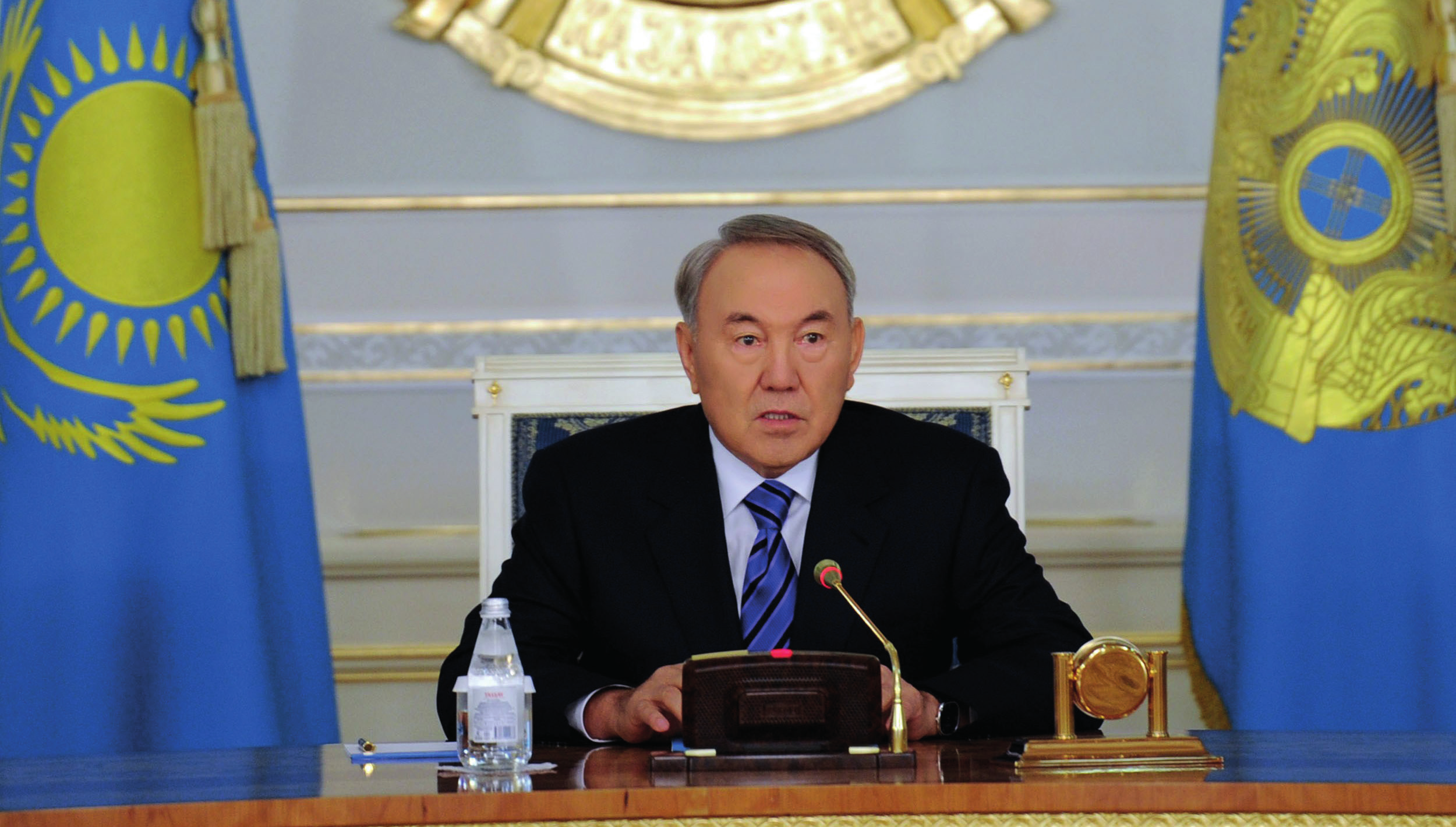 KAZAKİSTAN DA YETKİ PAYLAŞIMI SÜRECİ Geçen yılın sonlarından itibaren Kazakistan da Devlet Başkanı, Hükümet ve Parlamento Başkanları yetkilerinin sistemli paylaşımı süreci başladı.