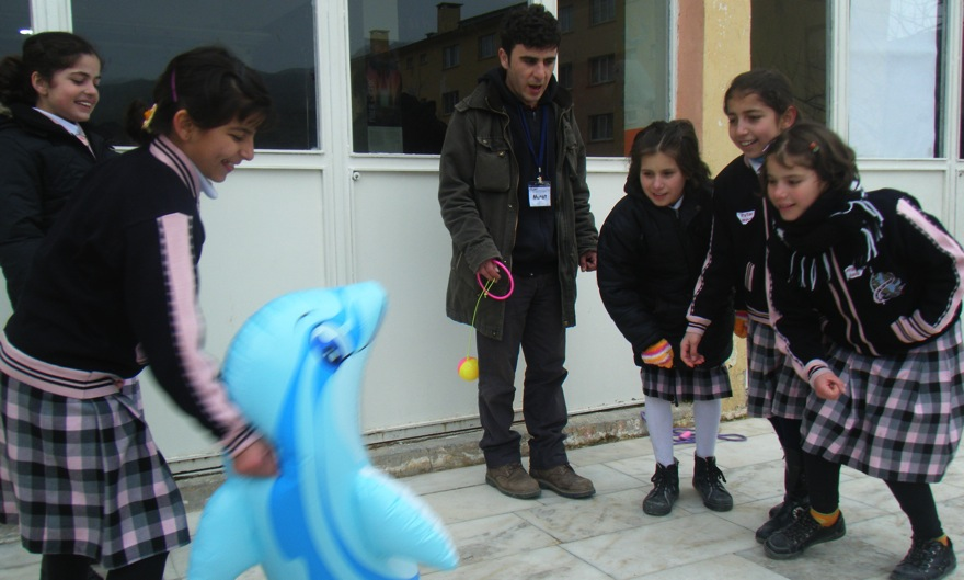 demesi, Adana Pozantı dan mavi gözlü Şeyma nın sizi düşününce yağmur yağıyor, siz geri dönünce gökten mutluluk yağıyor sözleri, Kahramanmaraş Andırın dan altın saçlı Ayşe nin abi siz bu zamana kadar