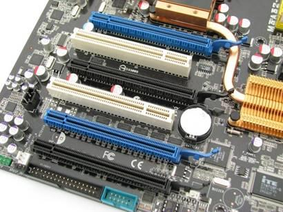 PCI EXPRES Bu portlar PCI portunun yerini almak için tasarlanmıģtır. Veri transfer hızları ve ergonomisi sebebiyle PCI ile kıyaslanamaz derecede güçlüdür. PCI serisinde max.