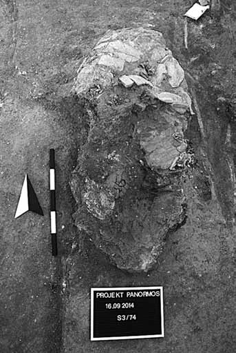 KAZI-ARAŞTIRMA Panormos Mezar S3/74 Grey Ware Kap İçinden Astragaloslar de inhumasyon gömü biçimiyle gömüldüğü anlaşılmaktadır.