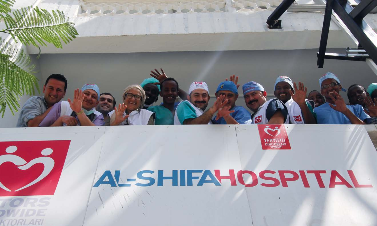 46 47 SOMALi ŞiFA HASTANESi Temmuz 2011 de Afrika Boynuzu Krizi nin başlamasıyla birlikte Yeryüzü Doktorları Somali de aktif olarak çalışmaya başlamıştır.