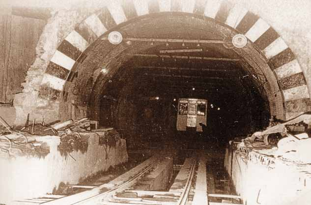 Tünel in yeni vagonları raylara oturtuluyor, 1970.