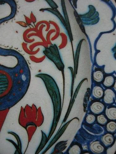 Resim 1.7 deki görülen yaprak dilimi kenarlı tabak yaklaşık 1575 yıllarına aittir.28.3 cm.lik çini tabak şu anda Portekiz in Lizbon şehrinde Calouste Sarkis Gülbenkian Müzesinde bulunmaktadır.