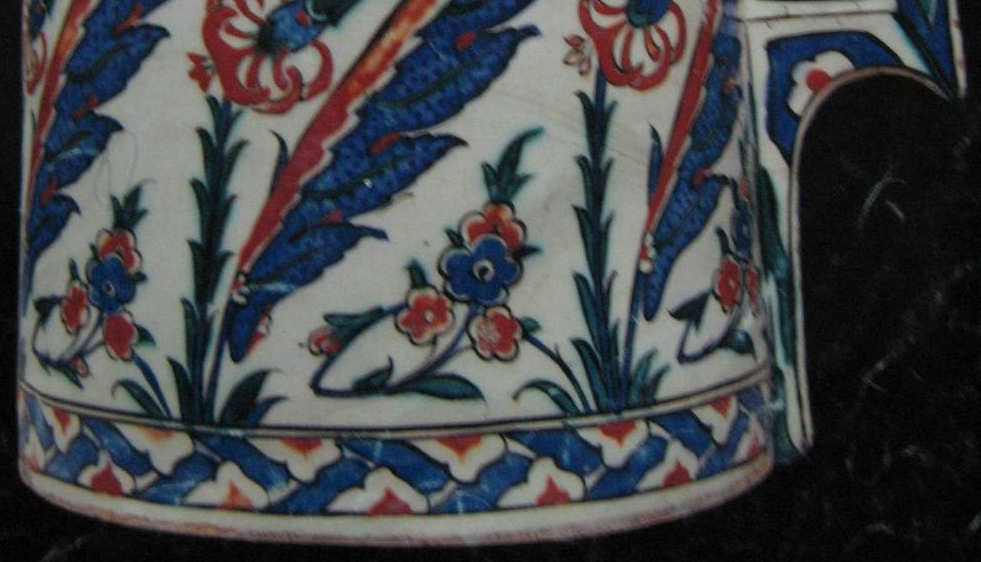 16. yüzyıl klasiklerinde zambak motifi, tabak ve pano gibi düz formların yanı sıra Resim 1.11 de görülen maşrapa gibi dik formlarda da kullanılmıştır.