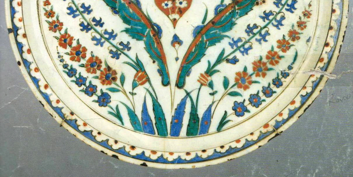 Resim 2.19 da görülen geniş kenarlı düz tabak, yaklaşık 1575 yıllarına aittir. Çapı 30 cm olan klasik tabak şu anda İngiltere Londra da Özel Koleksiyonda bulunmaktadır.