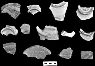 YÜZEY ARAŞTIRMA RAPORLARI bölgedeki İ.Ö. 7. yy. yerleşimleriyle ilgili olduğuna ve etkileşimin Lydia ticaret şebekesinin desteğiyle İ.Ö. 6. yy. da da devam ettiğini ileri sürmek yanlış olmayacaktır.