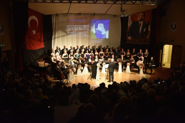 Topluluğu nun söylediği şarkılarla anıldı. Bodrum Umurça İlköğretim Okulu Müdürü Filiz Fidan, konserden elde edilen tüm gelirin okul yararına bağışlanacağını söyledi.