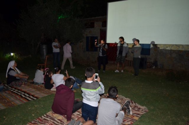 ÜNLÜ OYUNCULAR ÇOCUKLUKLARINA DÖNDÜ Bodrum da bu yıl 6 cısı düzenlenen türk filimleri haftası kapsamında Deli Ormanlı filminin yönetmeni Murat Şeker, oyuncularından Sarp Leventoğlu ve Hakan Bilgin