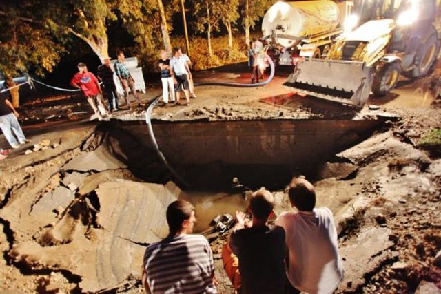 Öte yandan patlayan boru nedeniyle Ortakent ve Yahşi de su sıkıntısı yaşanacağı öğrenilirken,