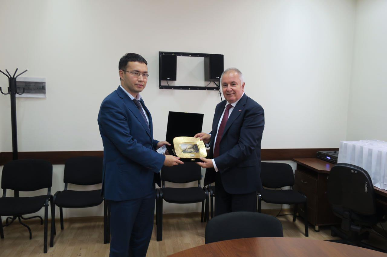 Kırgızistan- Türkiye Manas Üniversitesi Ziyareti DTİK Avrasya Bölge Komitesi nin Kırgızistan Cumhuriyeri Ekonomi Bakanlığı ziyaretinde ise Kırgızistan Yatırım Ajansı Kırgızistan daki