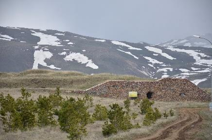 259 3.1.4.2.1. Aziziye Tabyaları Nene Hatun Tarihi Milli Parkı içerisinde bulunan tabya, 2068 m yüksekliğindeki Topdağı üzerinde yer almaktadır. Erzurum şehir merkezine yaklaşık 3.