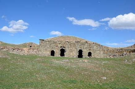 264 3.1.4.12. Karagöbek Tabya Erzurum-Artvin karayolu üzerinde Karagöbek Mahallesi nin yaklaşık 1 km güneyinde 2218 m yüksekliğindeki Karagöbek Tepe sinde yer almaktadır (Fotoğraf 15). II.