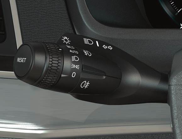 IŞIK DÜĞMESININ AUTO MODU Sol düz gidiş düğmesi AUTO modu diğer şeylerin yanında aşağıdakileri sağlar: Gündüz farları 5 ve gündüz pozisyon lambaları.