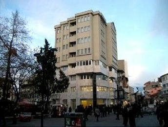 Aliağa Belediyesi ile Aliağa Türk Telekom Müdürlüğü arasında yer almaktadır. Taşınmazın yakın çevresinde Demokrasi Meydanı, Çarşı Camii ve Şehir Parkı yer almaktadır. Bölgedeki yapılar 67 katlıdır.