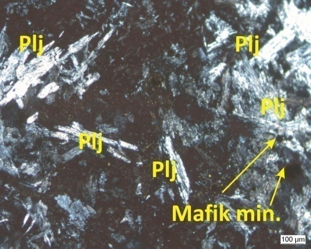 14 Kayseri-Yahyalı-Karaköy, Karaçat Demir Yatağının Maden Jeolojisi gözlenmiştir. Bir kesitte hafif bir yönlenme de göze çarpmaktadır.