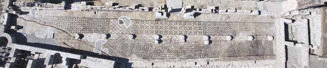 Res. 2 Odeion/Bouleuterion, mozaik döşem Fig. 2 Odeion/Bouleuterion, mosaic pavement Dübel yuvaları, açıkça sütun altlıklarının birer taş sütun için tasarlandığını düşündürmektedir.