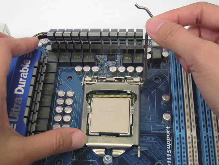 Ardından CPU yuva kolunu tamamen kaldırın ve ardından da metal destek plakasını tam olarak açın.