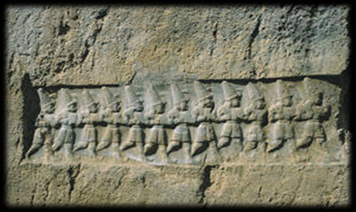 Doğu ve batı duvarının birleştiği kuzey duvarında, ana sahneyi oluşturan baş tanrılar yer almaktadır.