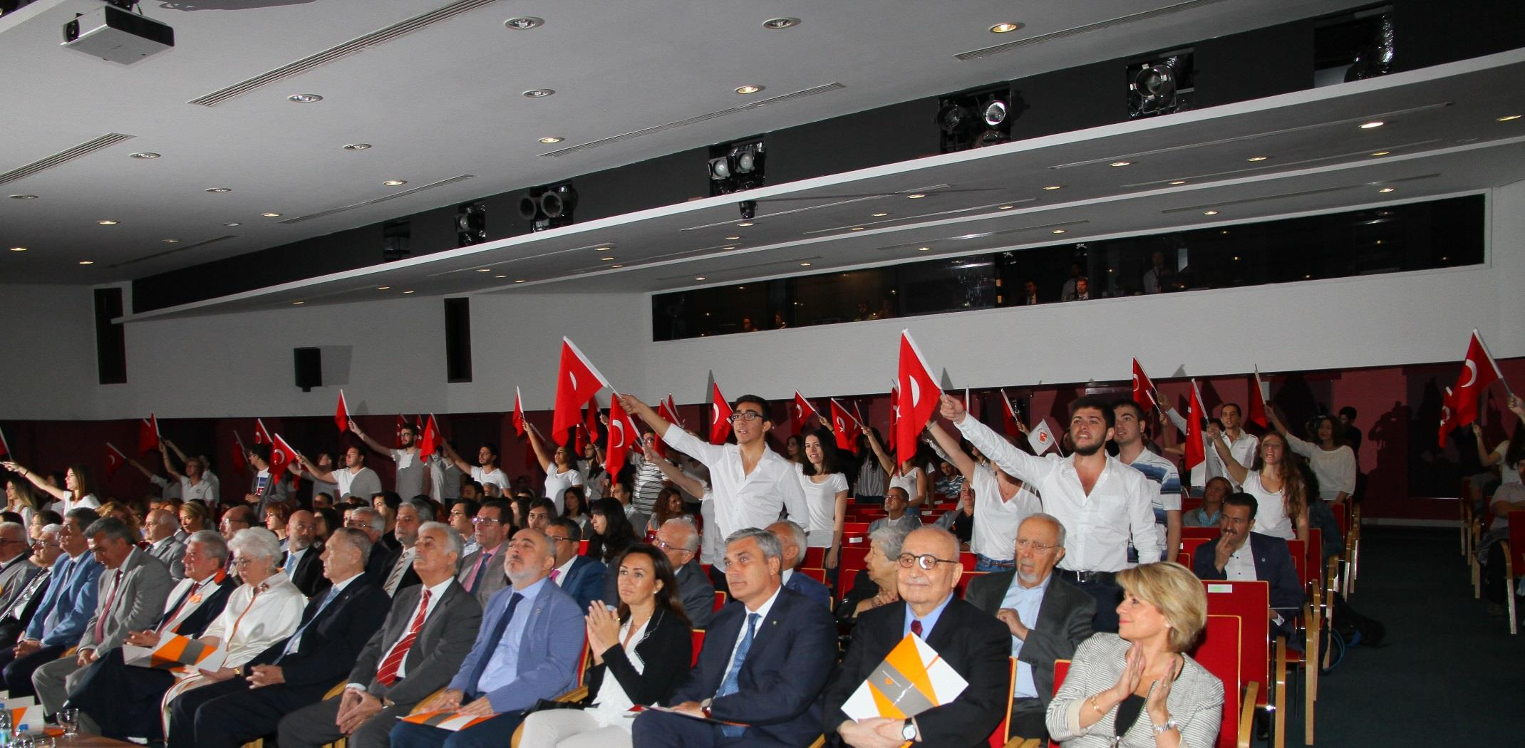 Öğrencilerimiz açılış töreninde Atatürk ün Gençliğe