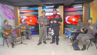 Program konuğu Mahmut Asar ise polis kıyafetiyle katıldığı programda türkülerini kahramanlık türküleri olarak seçti.