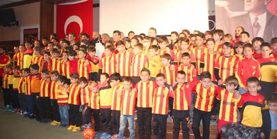 Minik futbolcuların yaptığı "Göz Göz Göztepe" tezahüratı ise renkli görüntüler oluşturdu. (İHA) Sercan hoca gözüyle.