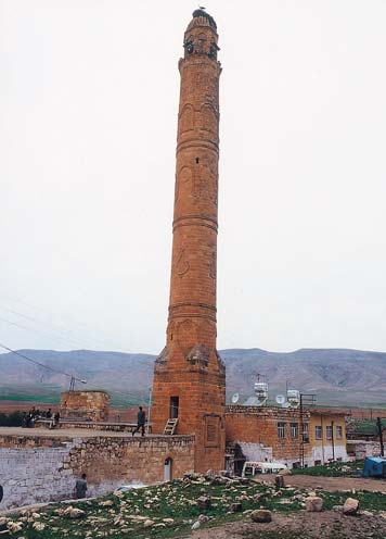 Hasankeyf in Günümüze Ulaşan Önemli Eserleri Kale: Kalenin eski çağlardan beri bir iskan yeri olarak kullanıldığı, mağara yapılardan anlaşılmaktadır.