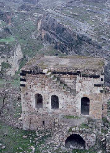 (D.S.İ.) tarafından, üniversitelerin konuyla ilgili öğretim üyelerinin (arkeolog, sanat tarihçi, şehir plancısı, mimar, jeolog ve restorasyon ve konservasyon uzmanı vb.