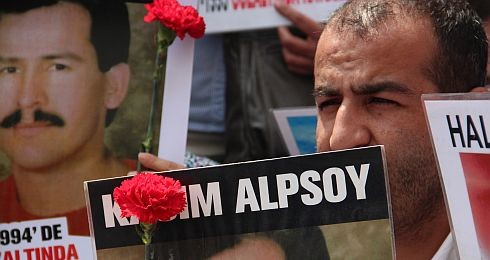 Bir yıla yakın aramaya devam ettikten sonra. Tek dayanağımız babamızdı. Akrabalarımız, evimiz burada olduğu için İstanbul a geldik. Manevi ve maddi yönden büyük zorluklar yaşadık.